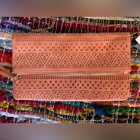 Antik Kraft Coral Clutch Purse with removable gold chain strap - Picture 2 of 5